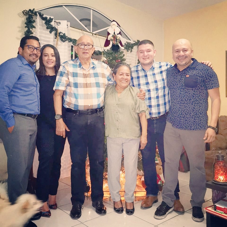 DaxMarcell's tweet photo. Recibiendo con entusiasmo y amor este año 2020. Desde el corazón de un bonito hogar en Honduras.
A por más #daXploring #daXcineando y #TeamAngie💙💙🌸💙💙 https://t.co/YSyx0d8080