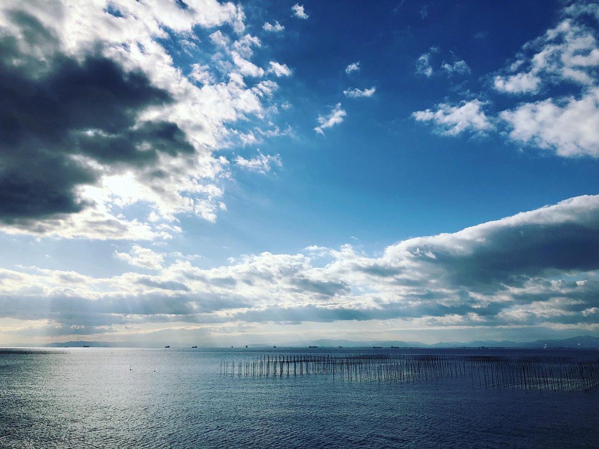Sugiyama51's tweet photo. 明けましておめでとうございます。
今年もよろしくお願いします。皆様にとって素晴らしい一年になることを祈念致します。
元日は、地元の三つの神社で初詣。
からの、海沿いジョギング。
#江崎社
#小倉神社
#風宮神社
#大野海岸 #常滑
#初詣
#onobeach #tokoname #japan https://t.co/7S6zTafQOO