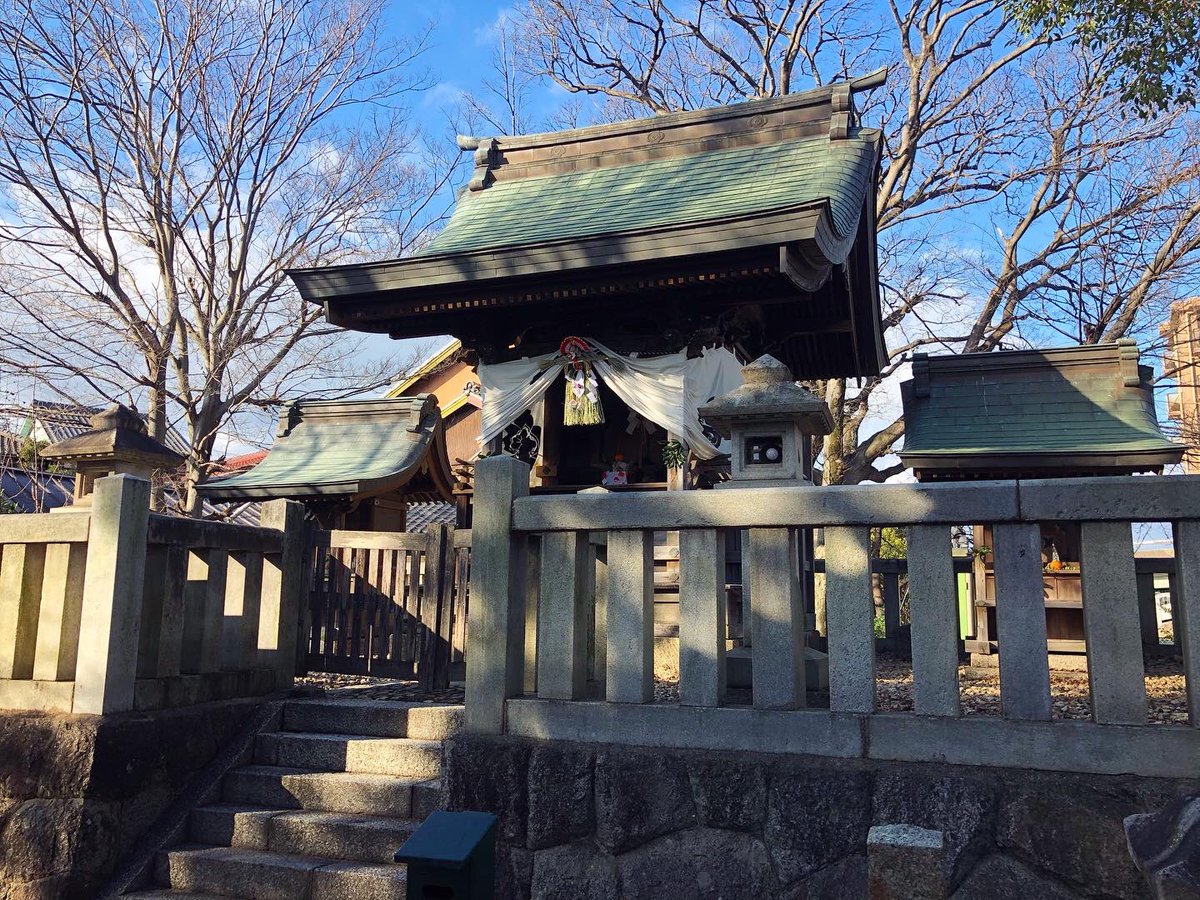 Sugiyama51's tweet photo. 明けましておめでとうございます。
今年もよろしくお願いします。皆様にとって素晴らしい一年になることを祈念致します。
元日は、地元の三つの神社で初詣。
からの、海沿いジョギング。
#江崎社
#小倉神社
#風宮神社
#大野海岸 #常滑
#初詣
#onobeach #tokoname #japan https://t.co/7S6zTafQOO