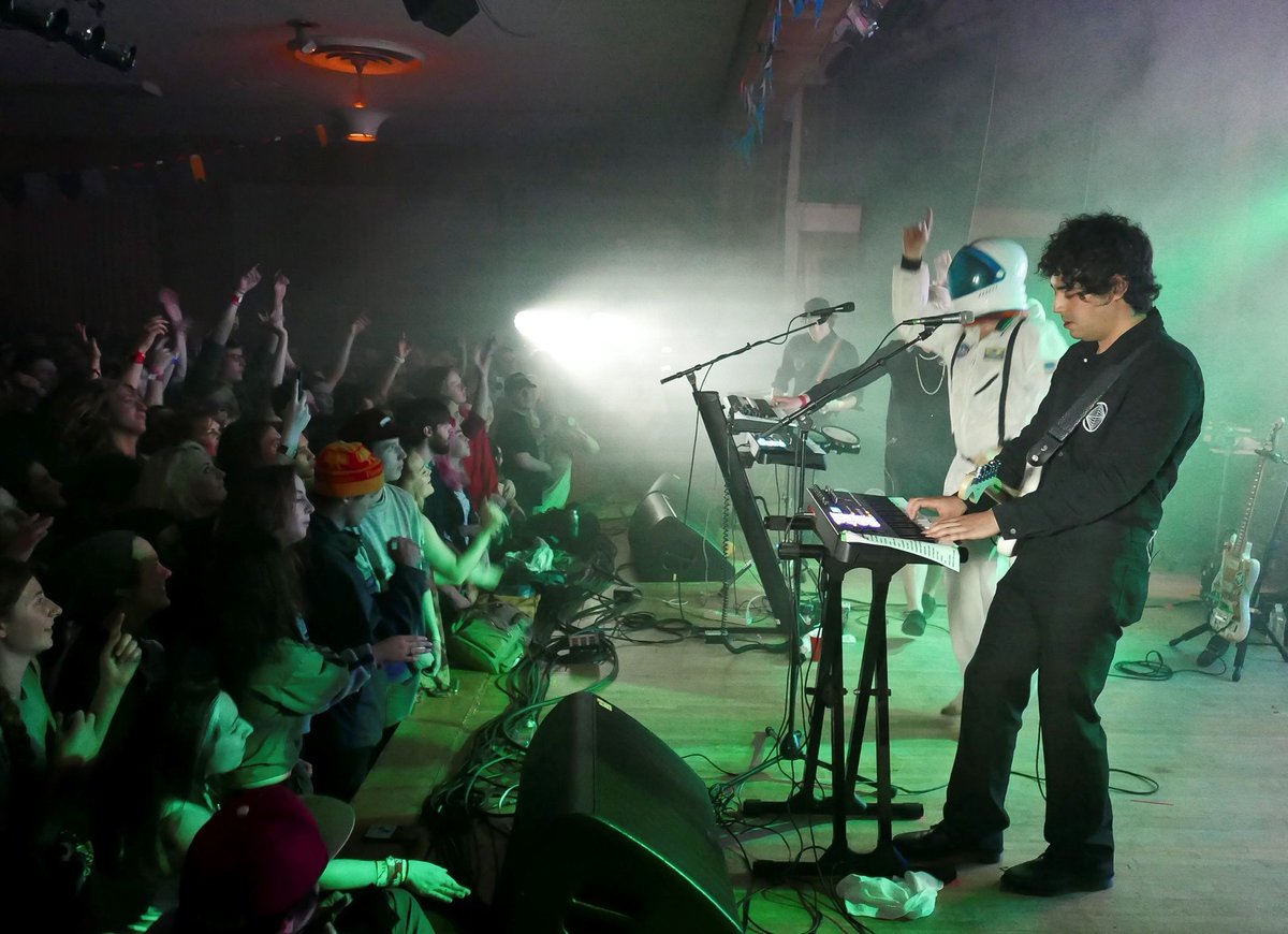 treefortfest's tweet photo. The future is now!! Welcome to 2020, Treeforters. 👩🚀🖖👽
-
photos of @starfucker at #treefort2017 https://t.co/gtp0M6I3Ft