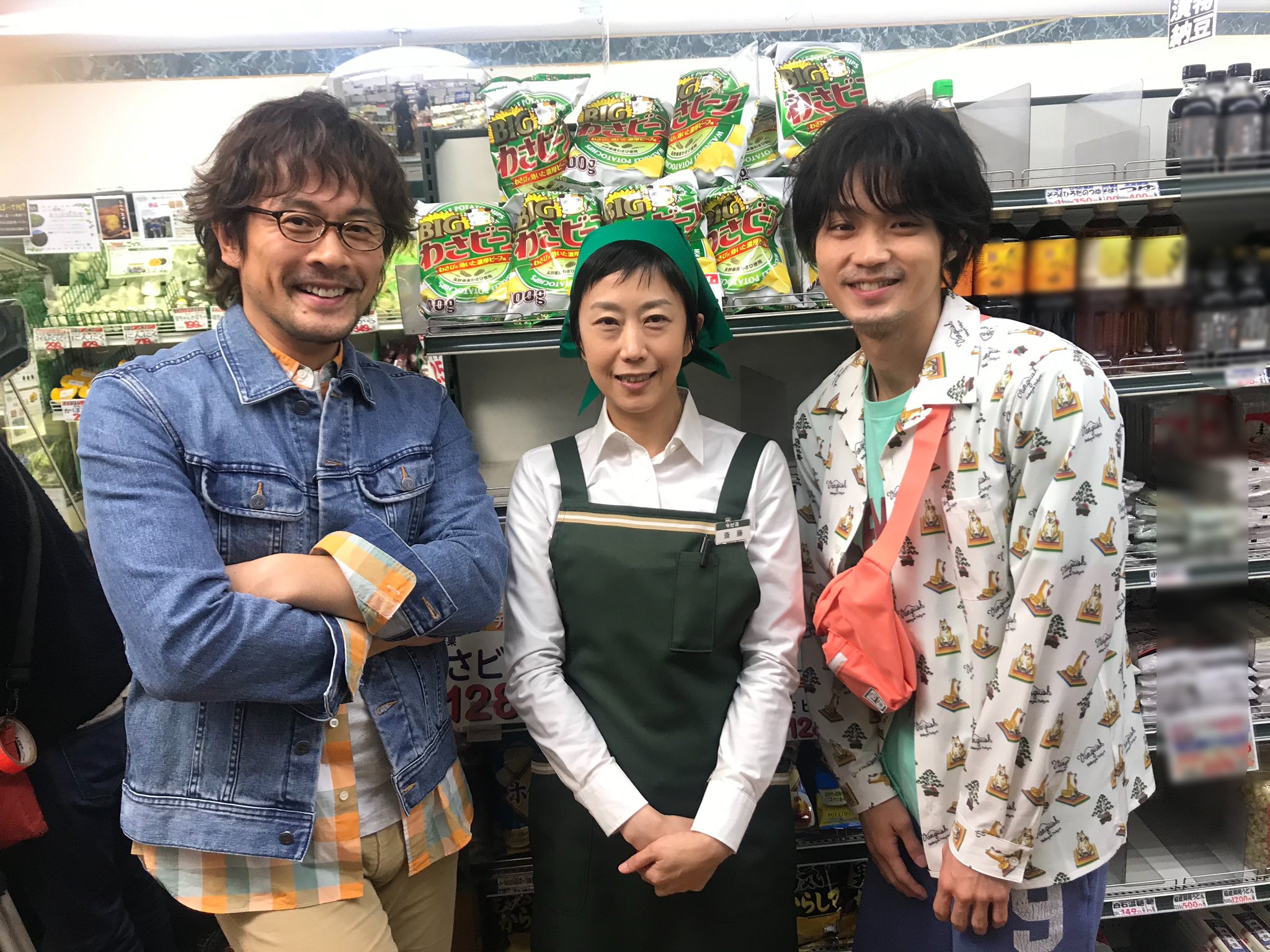 劇場版 きのう何食べた 11 3 水 祝 公開決定 きのう何食べた 正月スペシャル 今夜10時放送 あと6時間 中村屋での珍しいスリーショット 後ろに気になるものが 劇場版 きのう何食べた 11 3 水 祝 公開決定 きのう何食べた 正月スペシャル 今夜10時放送 あと6時間 中村屋での珍しいスリーショット 後ろに気になるものが