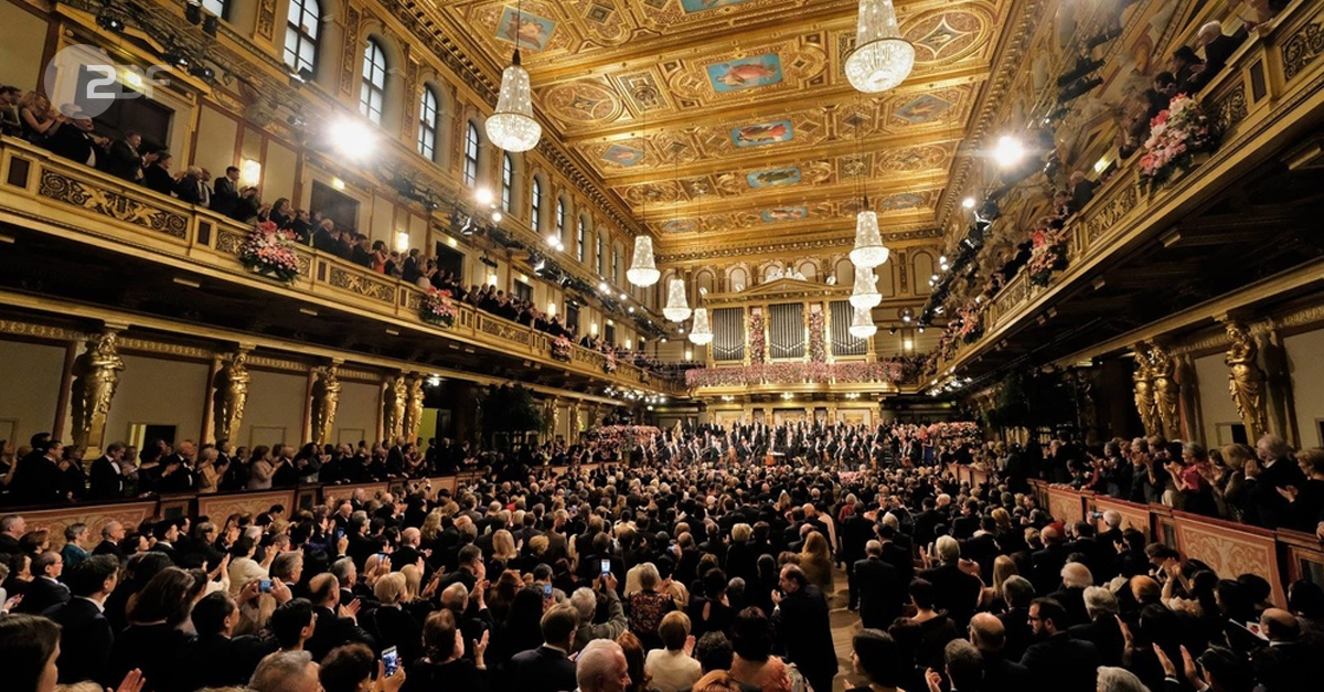 "Neujahrskonzert der Wiener Philharmoniker 2020": Der Goldene Saal im Wiener Musikverein vollbesetzt mit Publikum und Orchester auf der Bühne. Mittwoch, 11:15 Uhr im ZDF.
