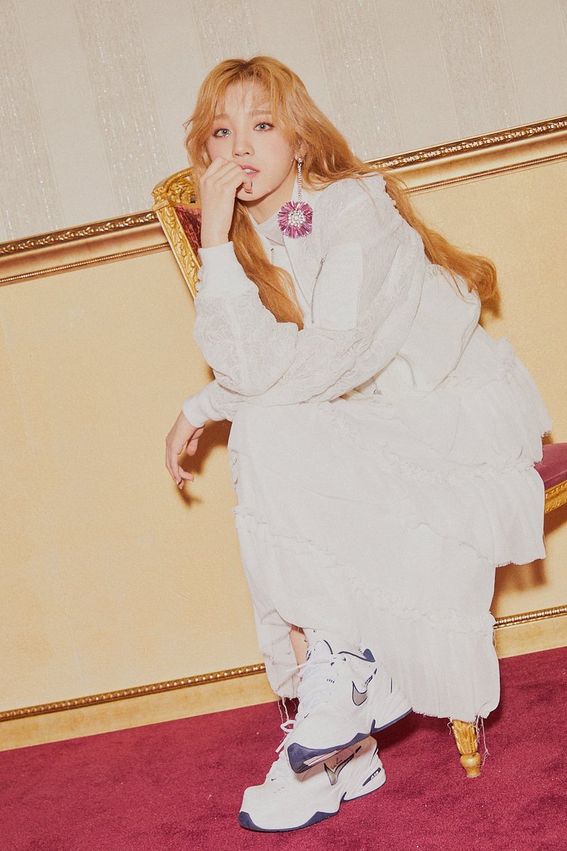 official_i_dle's tweet photo. [#우기] 2019년 정말 많은 일들이 있었어요.기쁜 일, 슬픈 일. 좋은 일, 나쁜 일. 행복한 일, 행복하지 않은 일. 떠난 사람들과 만난 사람들도. 다 너무너무 감사했어요. 저와 2019년을 함께 보낸 모든 사람들에게 감사하다고 말하고 싶어요.

https://t.co/HnjqZiUzPP https://t.co/vmzBaXeSFX