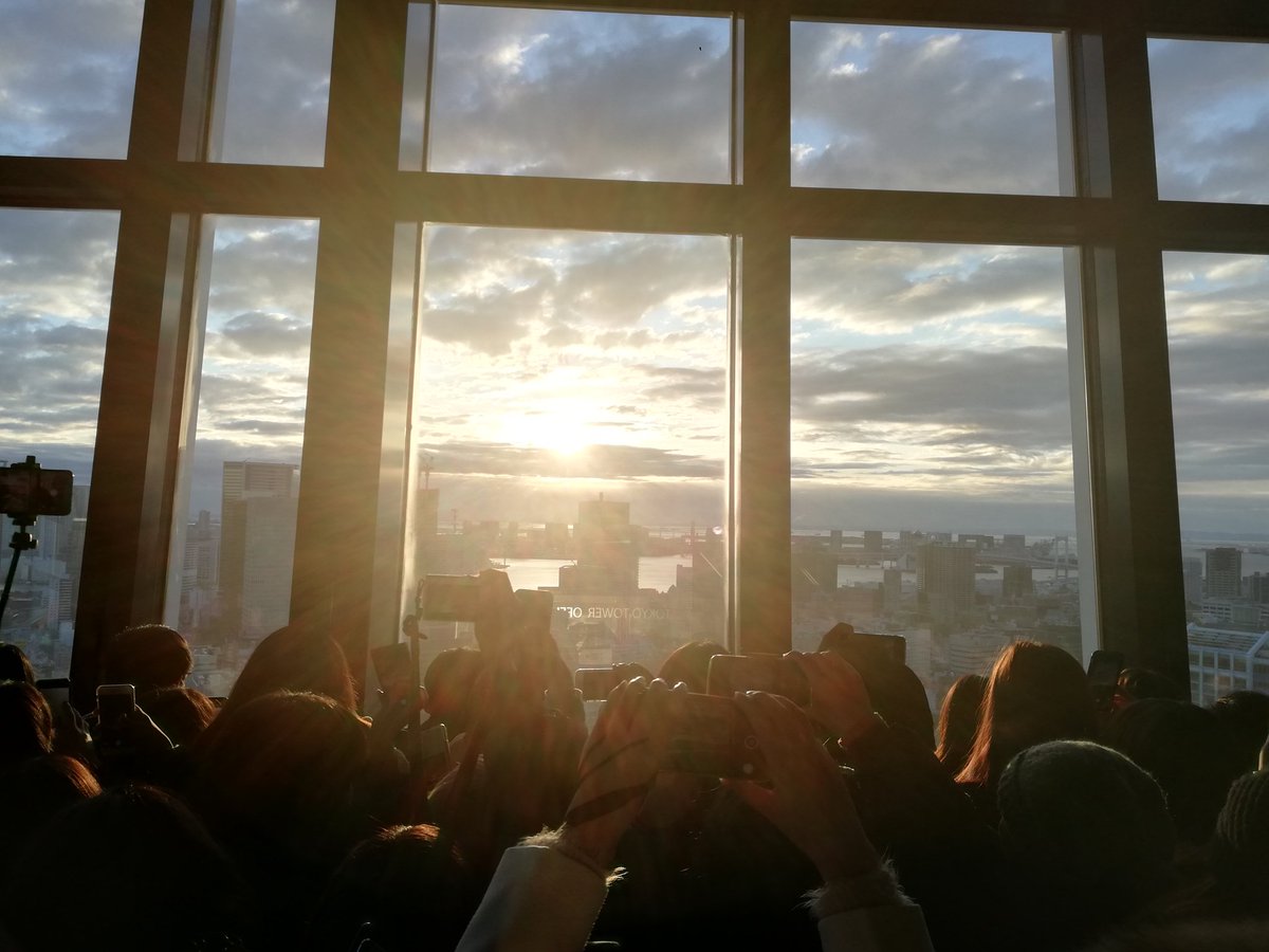 山田 剛 東京タワーから見た初日の出 人の多さを甘く見すぎて日の出時刻に間に合わず 曇っていて水平線にかかった状態でうまく撮れず 眩しくてもはや日の出じゃない 苦笑 ともあれ本年もよろしくお願いいたします 山田 剛 東京タワーから見た初日の出 人の多さを甘く見すぎて日の出時刻に間に合わず 曇っていて水平線にかかった状態でうまく撮れず 眩しくてもはや日の出じゃない 苦笑 ともあれ本年もよろしくお願いいたします