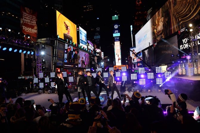 Keitadj A Twitter 防弾少年団 Bts 米ニューヨークタイムズスクエア新年公演 防弾少年団は1月1日ニューヨークタイムズスクエアで行われた米局abcの新年ライブショー Dick Clark S New Year S Rockin Eve に出演 韓国人歌手としてタイムズスクエア新年舞台 Keitadj A Twitter 防弾少年団 Bts 米ニューヨークタイムズスクエア新年公演 防弾少年団は1月1日ニューヨークタイムズスクエアで行われた米局abcの新年ライブショー Dick Clark S New Year S Rockin Eve に出演 韓国人歌手としてタイムズスクエア新年舞台