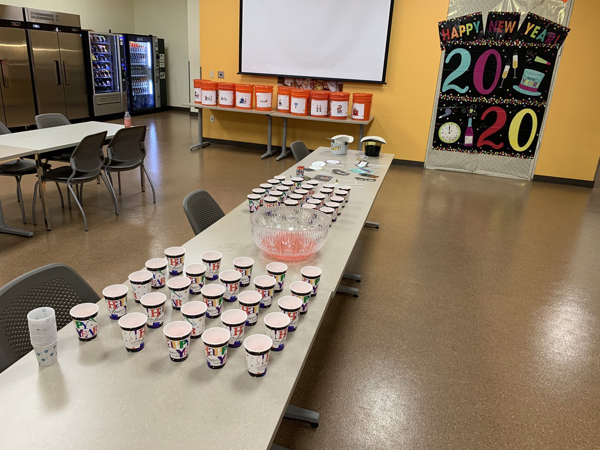 5024Shelby's tweet photo. HAPPY NEW YEAR 🥳💃🏻🎉🎈🧡 I’ve got the best crew around! #key2rocks #OwnTheMoment https://t.co/2CKnlHPXaj