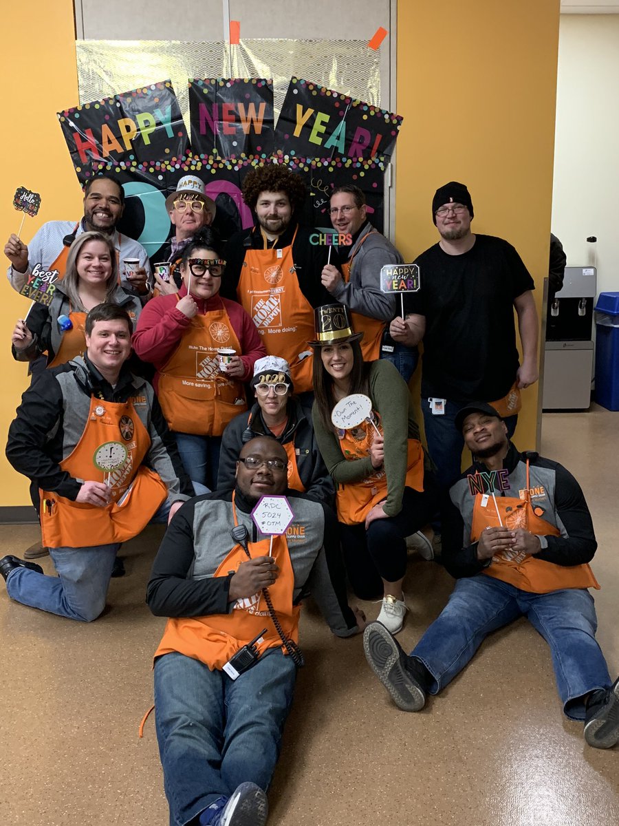 5024Shelby's tweet photo. HAPPY NEW YEAR 🥳💃🏻🎉🎈🧡 I’ve got the best crew around! #key2rocks #OwnTheMoment https://t.co/2CKnlHPXaj