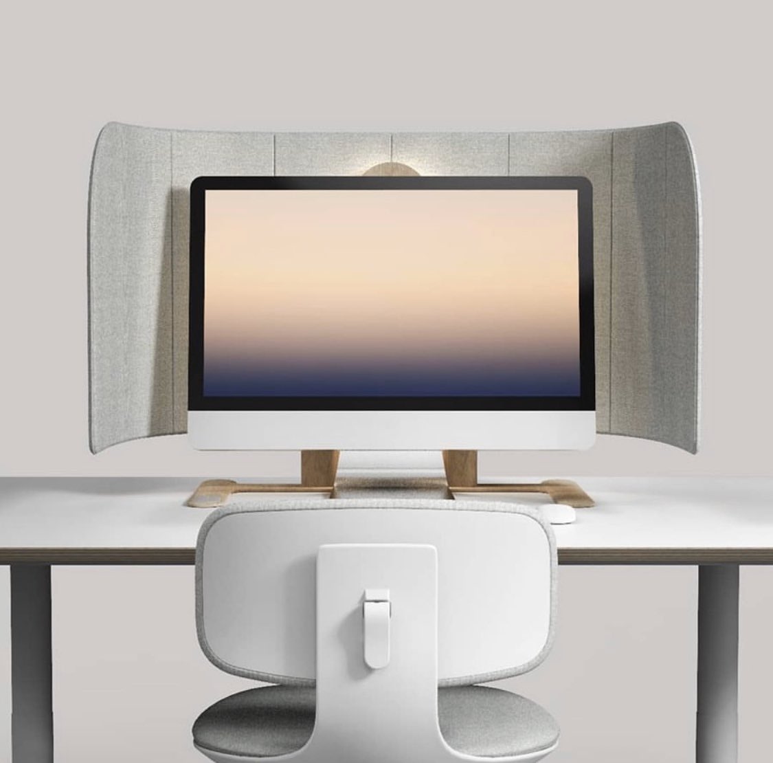 .

طريقة بديلة للأثاث المكتبي التقليدي، تمنح المستخدم مساحة خاصة مع إضاءة من خلف الشاشة ونسيج عازل للصوت.

من تصميم:
 instagram.com/sebastianhalin

.