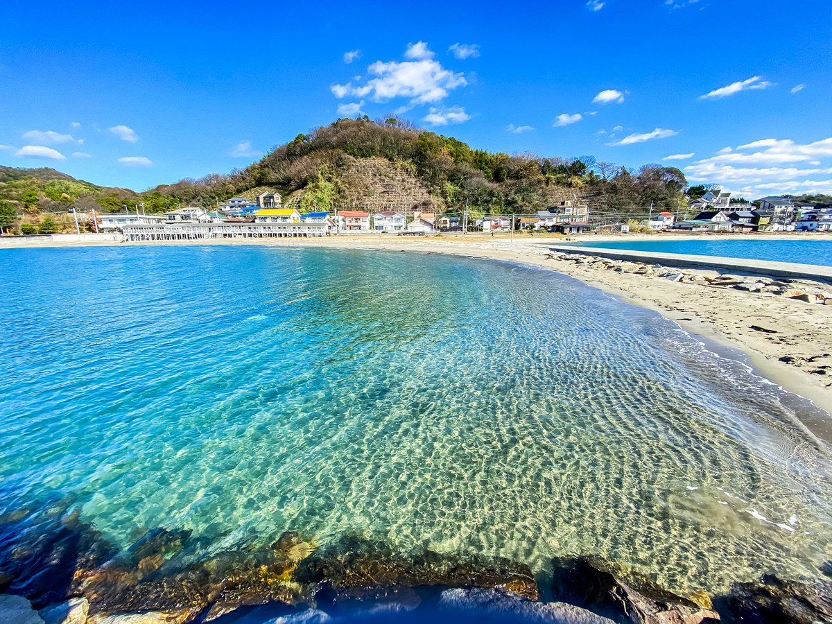 アルパパ 愛媛 夏の梅津寺海岸は決して綺麗な水とは言えないけど 冬の海の水は透明度が高くてキレイやなと思う 一寸法師の船が漂着してた 上陸したのか