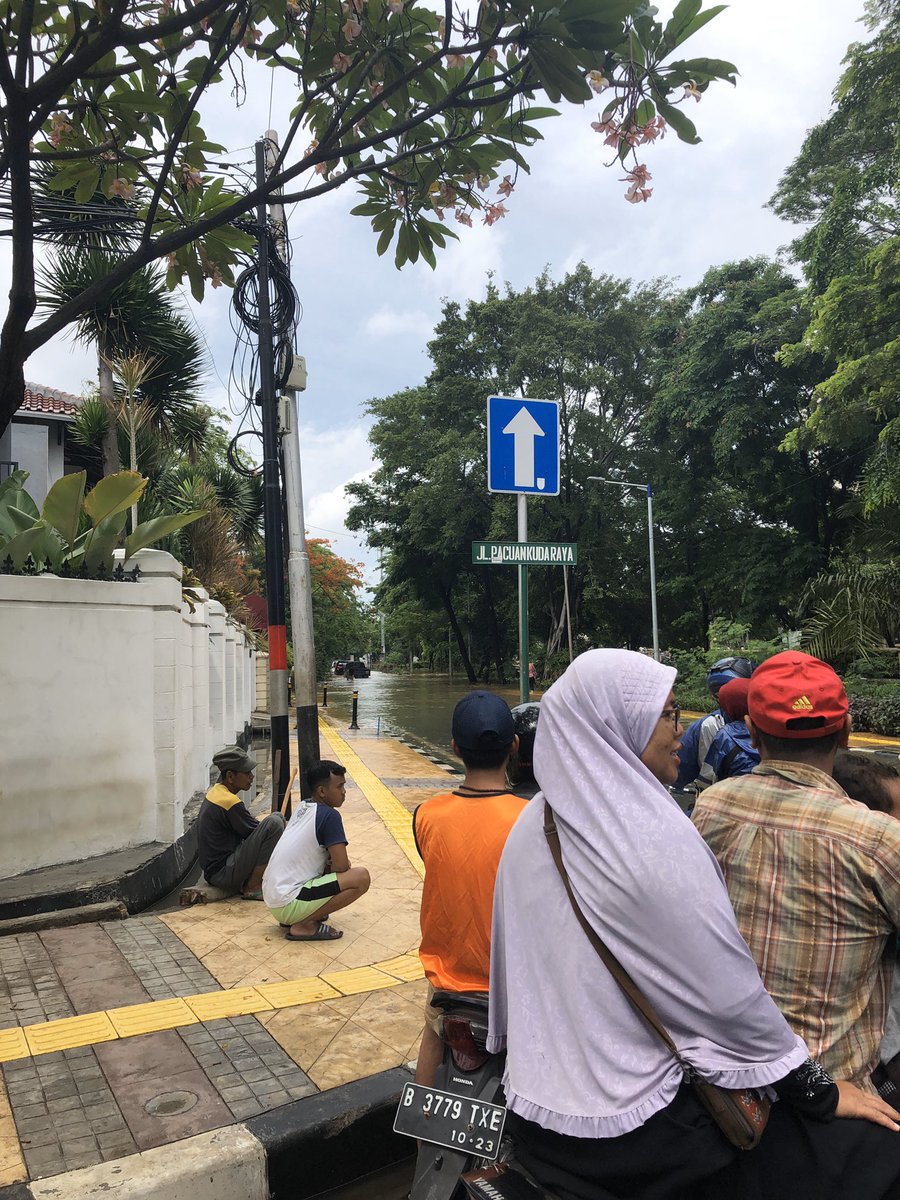 #banjir di jalan pacuan kuda raya, pulo mas, jakarta timur . semoga cepat surut <a href="/TMCPoldaMetro/">TMC Polda Metro Jaya</a>