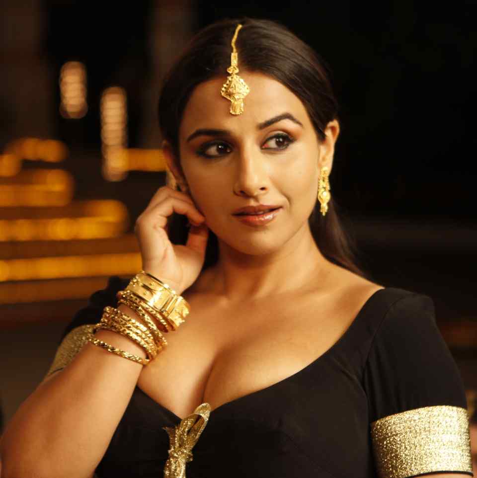 ZeroKaata on X: This Bollywood actress is the ultimate fashion icon, and  her Indian ethnic style leaves many speechless. Here are a few handpicked Vidya  Balan look, and statement jewellery Read About