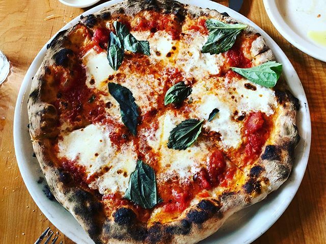 DanielleEvents's tweet photo. Last meal of the decade ❤️🍕 Of course It was a no brainer for me 😁 💭🍕 Thanks @bear_diesel1973 😘 #PizzeriaBiano 🎆 #HappyNewYear2020 https://t.co/HQoA3m5cje