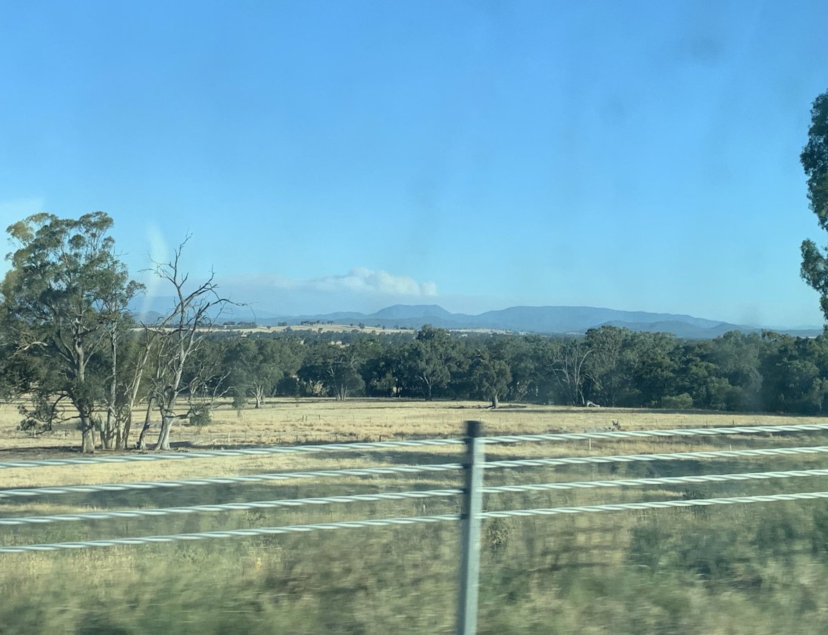melissameehanau's tweet image. If you squint you can see the smoke plume from the #corryong fire from #glenrowan #vicfires