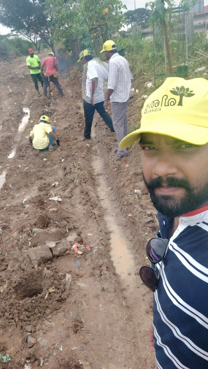 rsandeepraj's tweet photo. தடைகளை பொருட்படுத்தாமல் விதை களம் சூடு பிடிக்கிறது.

#IRTTAAVIDHAI #irttaavidhai #VidhaiTreePlantation #nhai #plantatree #happynewyear2020 #2020NewYear  #treeplanting #treesbringrain #HappyNew2020 #alumnisofTN #nationalhighways #treeplantingdrive

@vidhaioffl @irttaa https://t.co/f6gQlQoZTZ