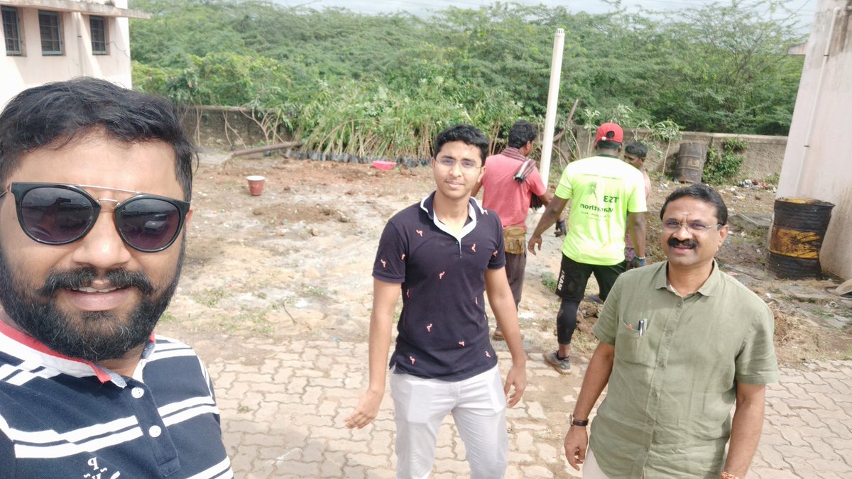 rsandeepraj's tweet photo. தடைகளை பொருட்படுத்தாமல் விதை களம் சூடு பிடிக்கிறது.

#IRTTAAVIDHAI #irttaavidhai #VidhaiTreePlantation #nhai #plantatree #happynewyear2020 #2020NewYear  #treeplanting #treesbringrain #HappyNew2020 #alumnisofTN #nationalhighways #treeplantingdrive

@vidhaioffl @irttaa https://t.co/f6gQlQoZTZ