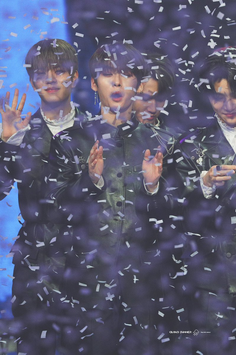 cloudsummer1025's tweet photo. #스트레이키즈 #StrayKids #리노 #민호 #LeeKnow 
200101 MBC Leeknow is cute. 
이민호 사랑해ㅐㅐㅐ!
늘 너가 행복했으면 좋겠어ㅠㅠ
2019 너의 행복 나눠줘서 너무 고마워
새해에도 좋은 일만 가득하고 행복하세요❣️ https://t.co/DhEu3prZ9W