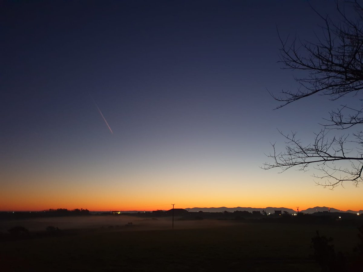 LlanfairPlas's tweet photo. Bore da Good morning 1 January 2020 #snowdonia from #typerllan #orchardhouse #plasllanfair #anglesey #HappyNewYear #HappyNewDecade #2020NewYear #sunrise #sunrisers #angleseyhour https://t.co/WrYbog0Np3