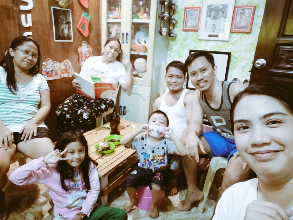 Hyejin28's tweet photo. HAPPY NEW YEAR! WELCOME 2020 🎉
Celebrating with his family.

#FirstNewYearTogether 💞 https://t.co/GYb4U9wDfo