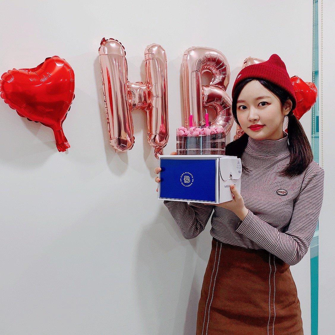gu9udan's tweet photo. [PHOTO]
200101 #구구단 #미미
🎂 #HAPPYMIMIDAY 🎂

2020년 첫 날부터 미미와 함께💕
늘 미미의 시작이 되어줘서 고마워요🥰
단짝들❤ 새해 복 많이 받으세요🙏

#gugudan #MIMI
#VLIVE #해피미미데이🎈
#미미는늘우리의시작이야_생일축하해❣ https://t.co/AuMsPfrl6g