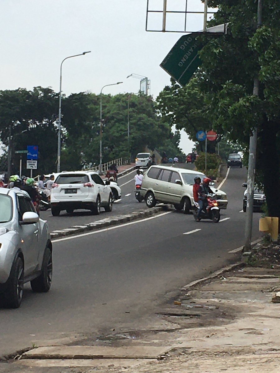Karena arah putar balik jauh dan posisi pembatas jalan rendah jadilah potong jalur mohon perhatian <a href="/DKIJakarta/">Pemprov DKI Jakarta</a> <a href="/TMCPoldaMetro/">TMC Polda Metro Jaya</a>