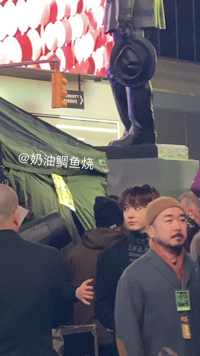 jungkook_choo's tweet photo. 악 정국�� 타임스퀘어 폰카 뭐야ㅠㅠㅠ 완전 예쁘고 귀여워,,!! (cr. Keningxx 웨이보) 

#정국 #JUNGKOOK #BTSxRockinEve #BTSatTimesSquare @BTS_twt https://t.co/iHNQGWzVwu
