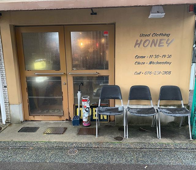 HONEYCREWZ's tweet photo. あけましておめでとうございます🎍 2020もHONEY,kmartを宜しくお願い致します！ HONEYは明日10時から kmartは4日11時から 両店共に恒例のくじ引きあります‼︎ 豪華景品を手にするのはあなたかも⁉︎ では明日10時にお待ちしています♪ #honey #kmart https://t.co/Dgjoakq8YI https://t.co/0cOERIyKjd