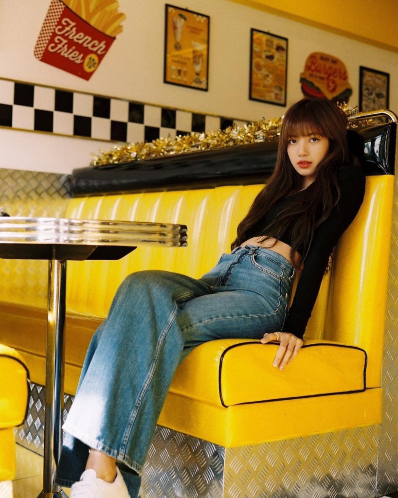Сколько лет лисе из blackpink. Lisa BLACKPINK. Лиса Блэк Пинк 2020. Лиса Блэк Блэк Пинк. Лалиса Манобан 2020.