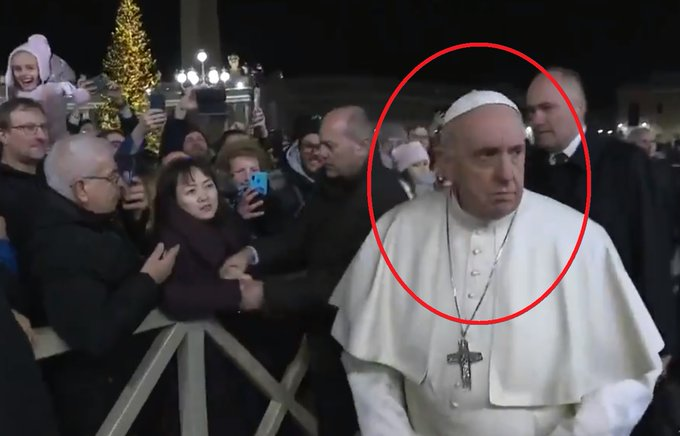 kalipolis's tweet photo. No voy a defender al Papa, pero no puede ser tan maleducada esa mujer china. Insisto en que en general como turistas no tienen modales, los sufrí todo el tiempo, es un tema cultural. A mi me agarró uno y me sacó de un lugar para hacerse una selfie, nada de "permiso". https://t.co/4QKlBoHMDL