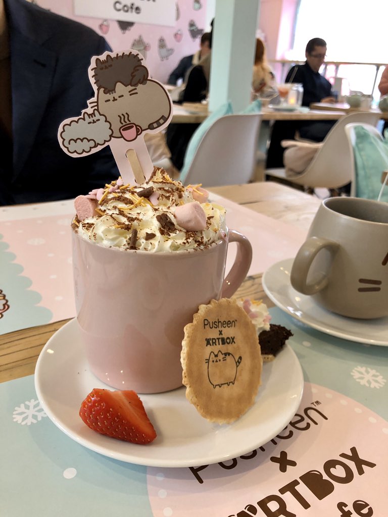 nekocruise's tweet image. ロンドンに着いた後は、また電車に1時間ほどゆられてブライトンという街に来ました🚃
目的は世界でここだけのプシーンカフェに行くこと❣️😻ここは原宿かと思うような”Kawaii”が詰まった素敵なお店でした。デザートは見た目だけでなく味も美味しかったです☕️

#Pusheen #Pusheenの旅 #artboxcafe