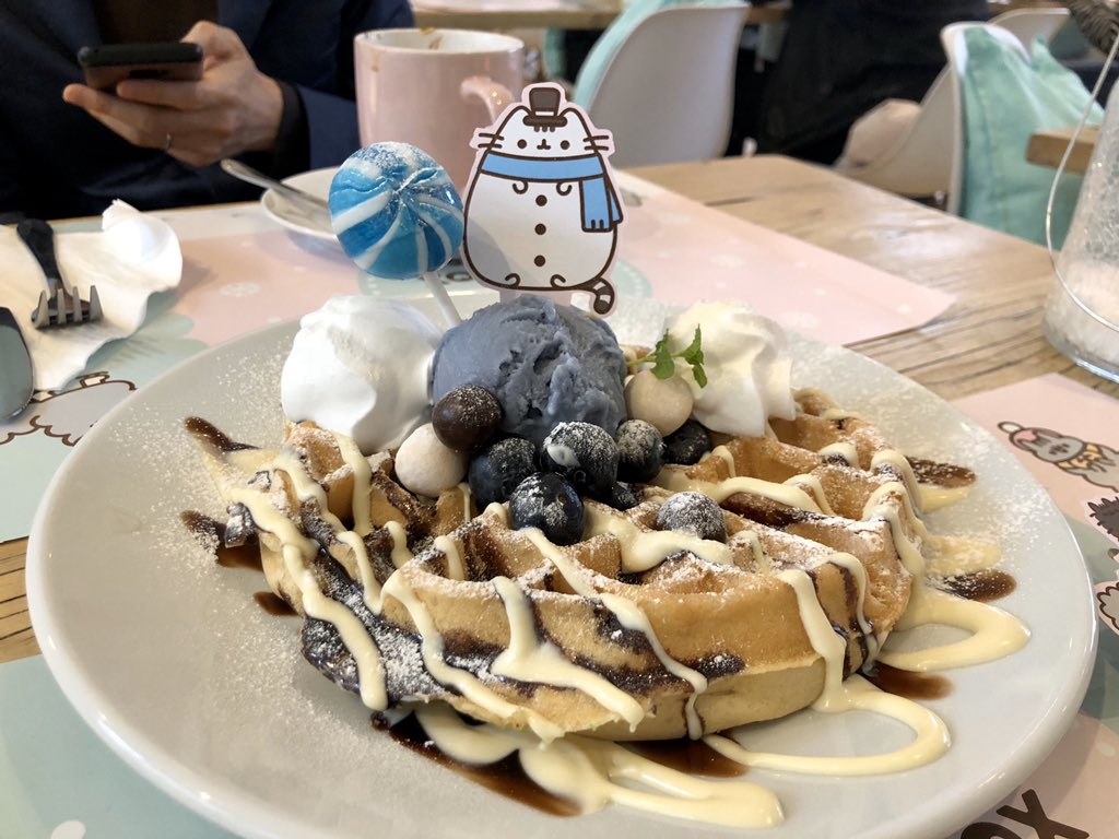 nekocruise's tweet image. ロンドンに着いた後は、また電車に1時間ほどゆられてブライトンという街に来ました🚃
目的は世界でここだけのプシーンカフェに行くこと❣️😻ここは原宿かと思うような”Kawaii”が詰まった素敵なお店でした。デザートは見た目だけでなく味も美味しかったです☕️

#Pusheen #Pusheenの旅 #artboxcafe