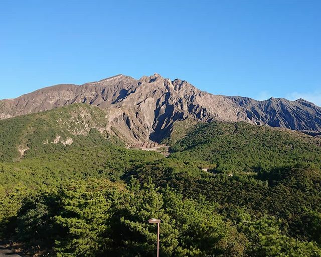 cleo_studio's tweet photo. 桜島。なんだか凄い大地のエネルギーを感じます。反対側の光景が火口の口が見えて凄い迫力でしたが、残念ながら運転していたので写真はありません。

迫力ある桜島を見るなら垂水の方から回って行くルートがお薦めです！ https://t.co/dCmslVVopH https://t.co/SJFwI0xR4u