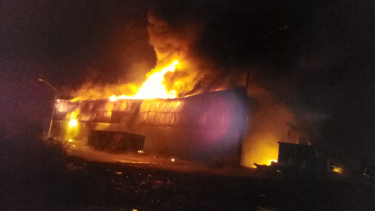 Wameru15's tweet photo. Aparatoso incendio en bodegas de Soriana en Apodaca, Nuevo León https://t.co/x1P1rdAWij