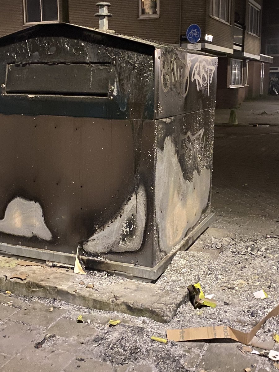 live_petra's tweet photo. @AT5 Ik snap niet dat de gemeente zo’n uitnodigende situatie op oudejaarsdag niet opruimt. Had bluswerk en een beschadigde container gescheeld. (Natuurlijk erg dat het nodig is, maar er zijn nu eenmaal Amsterdammers die domme dingen doen!) https://t.co/PH2rqwliCN