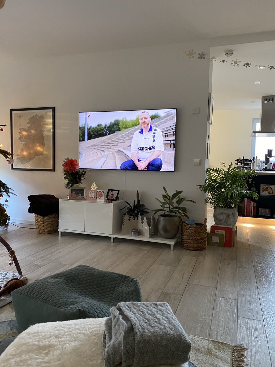 coribeth_'s tweet photo. .@cklavery fancy seeing you in my living room on New Year’s Day?!!! 

Friends, back in ‘97, Clive invented, ‘Steht auf wenn ihr Schalker seid’ #NULLVIER #Schalke #ichkennden https://t.co/i9TVINiEF3