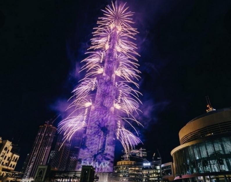 HHShkMohd's tweet photo. احتفلت دبي أمس مع العالم بقدوم عام 2020 .. احتفل اكثر من مليوني إنسان في شوارع دبي ... وشاهد حوالي المليار إنسان احتفالاتها أيضا ... شكرا لكل من ساهم في التنظيم  .. والتنقل .. والحماية .. والاعلام ... وتوفير السلامة للجميع .. شكرا لفريق عمل دبي 👍🏻 https://t.co/dGF1fVDE7W
