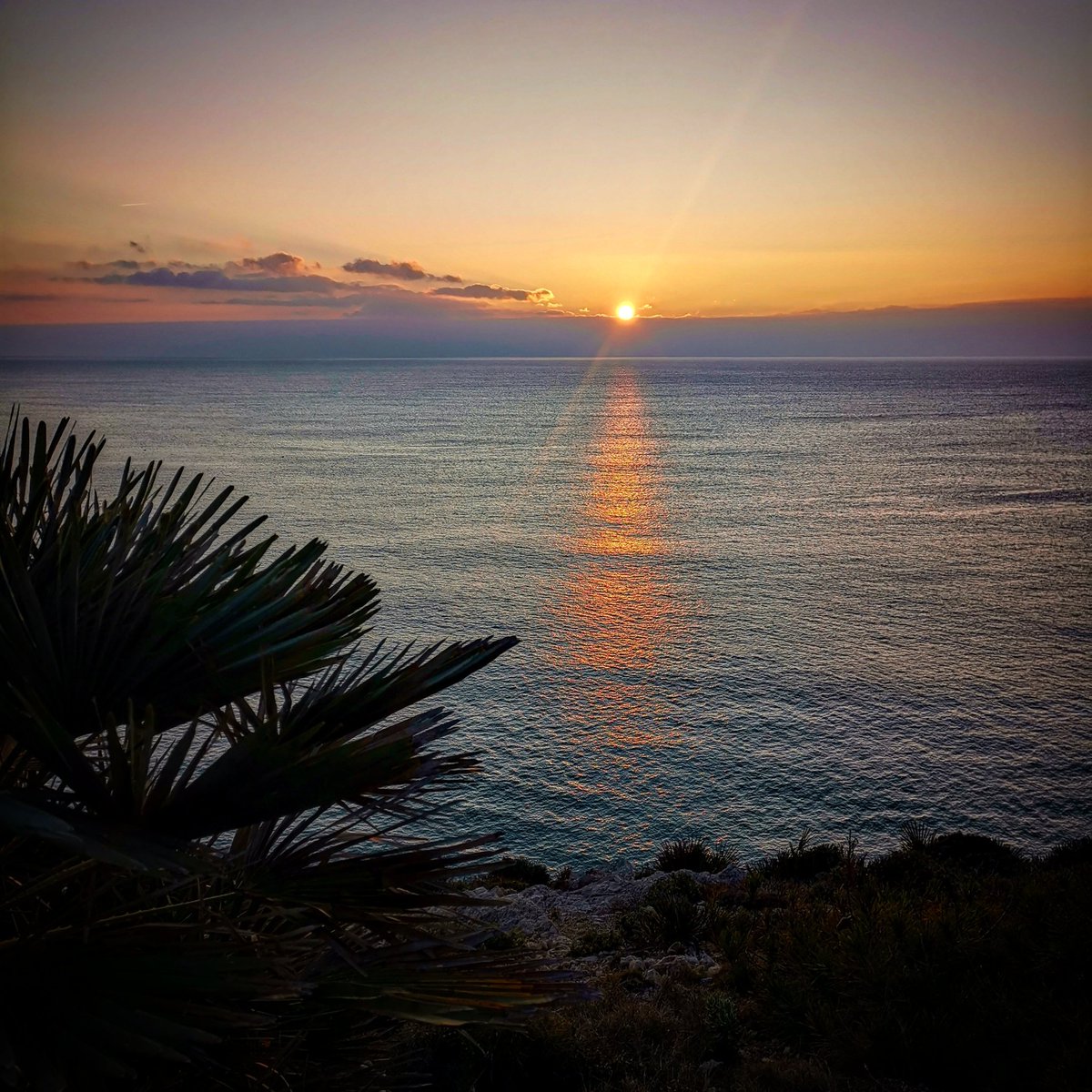 Neix el sol sobre el mar de #Sitges. Neix el dia. Neix l'any nou. Feliços Anys Vint! #bonanynou #felizañonuevo #happynewyear #feliçosanys20