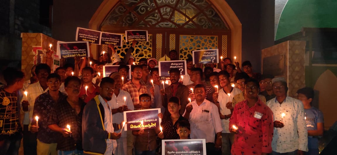 sdpitnhq's tweet image. புத்தாண்டை வரவேற்போம்! குடியுரிமை திருத்த சட்டத்தை தூக்கி எறிவோம்!  #கிருஷ்ணகிரியில் புத்தாண்டு இரவில் எஸ்.டி.பி.ஐ. கட்சியினர் மெழுகுவர்த்தி ஏந்தி போராட்டத்தில் ஈடுபட்டனர்.

#CitizensProtest #NoCAA #NoNRC #NewYearProtest #SDPIAgainstCAA #SDPIAgainstNRC