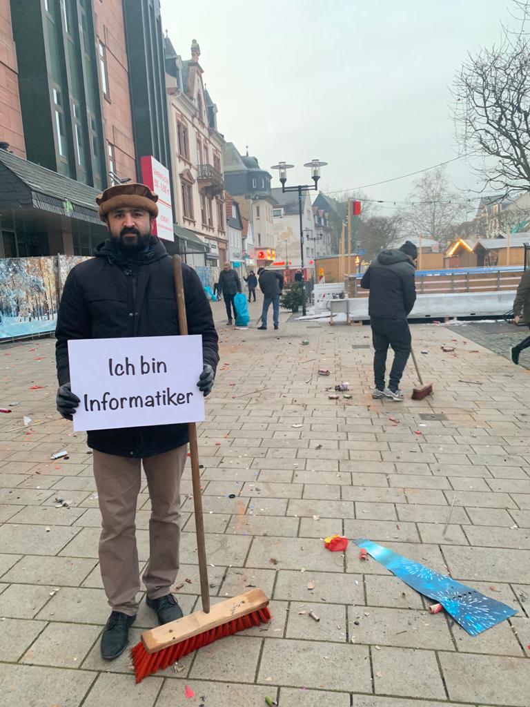 KhuddamDE's tweet photo. Junge Muslime greifen am Neujahrsmorgen zum Besen und starten das neue Jahr mit einer guten Tat: Sie reinigen ehrenamtlich ihre Heimatorte vom Silvesterabfall der vergangenen Nacht. So auch in #Friedberg heute früh. 
#MuslimeStarten2020 #Neujahrsputz https://t.co/97VR3AR8Ki