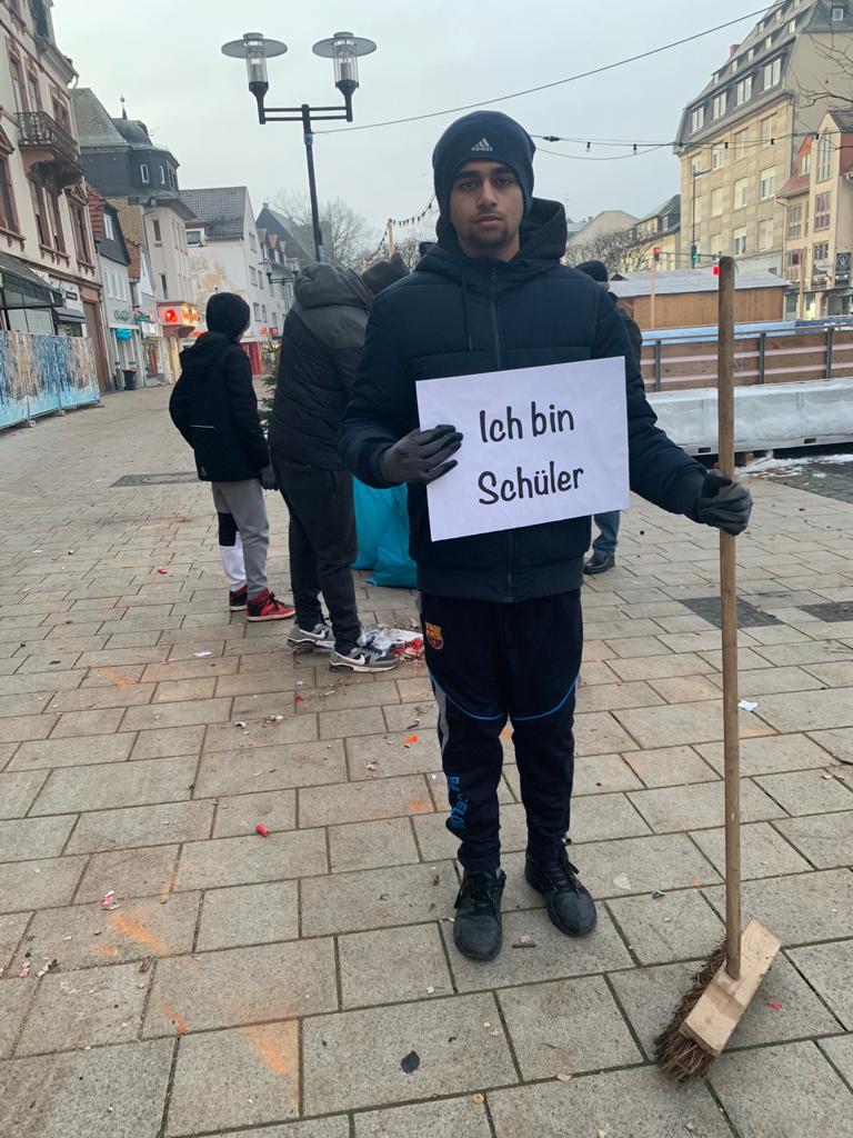 KhuddamDE's tweet photo. Junge Muslime greifen am Neujahrsmorgen zum Besen und starten das neue Jahr mit einer guten Tat: Sie reinigen ehrenamtlich ihre Heimatorte vom Silvesterabfall der vergangenen Nacht. So auch in #Friedberg heute früh. 
#MuslimeStarten2020 #Neujahrsputz https://t.co/97VR3AR8Ki