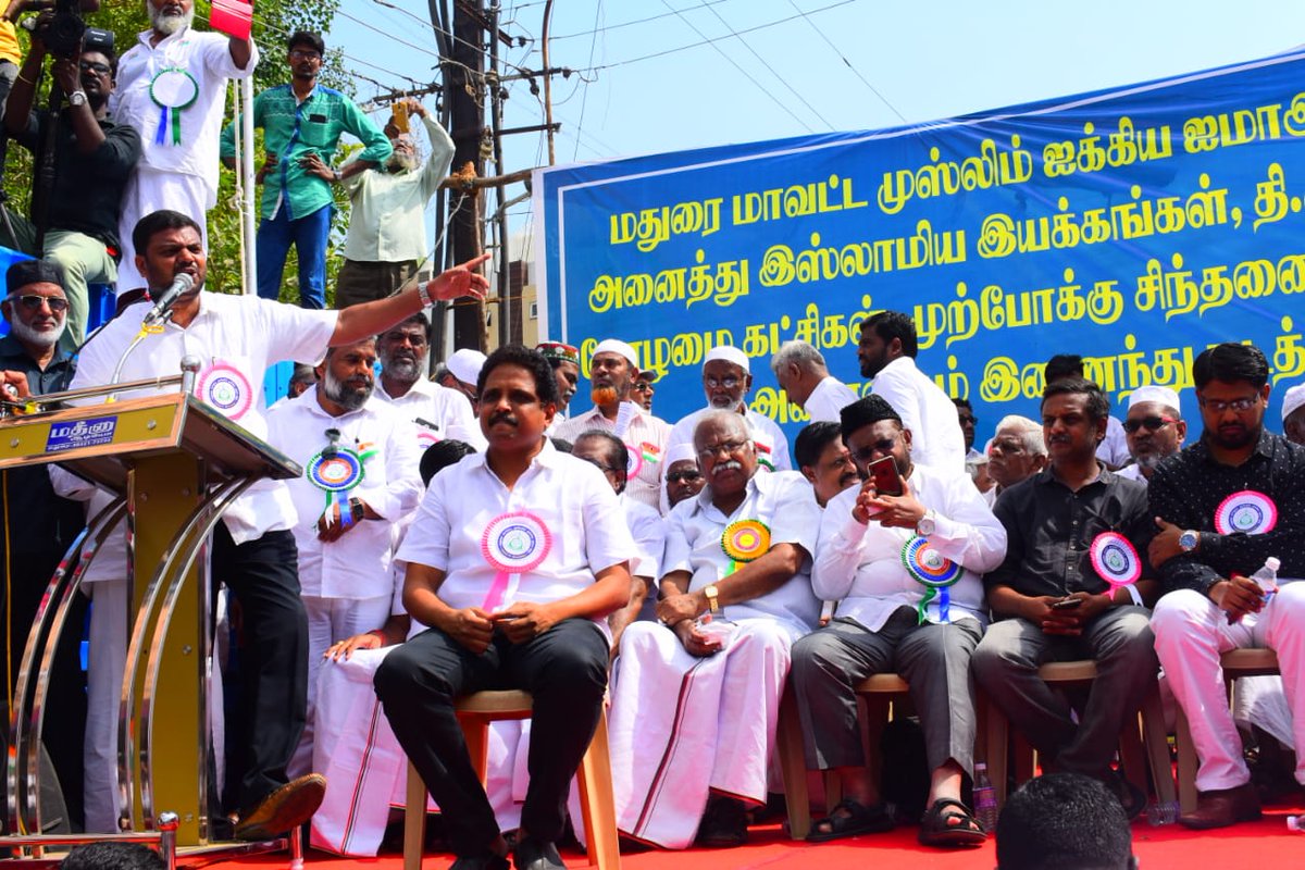 sdpitnhq's tweet image. CAA-NRCக்கு எதிராக மதுரையில் அனைத்து இஸ்லாமிய இயக்கங்கள் மற்றும் மதுரை ஐக்கிய ஜமாஅத் இணைந்து கண்டன பொதுக்கூட்டம் நடைபெற்றது. இந்த கூட்டத்தில் எஸ்.டி.பி.ஐ. கட்சியின் மாநில தலைவர் நெல்லை முபாரக் கலந்து கொண்டு கண்டன உரையாற்றினார்.  

#CitizensProtest #NoCAA #NoNRC