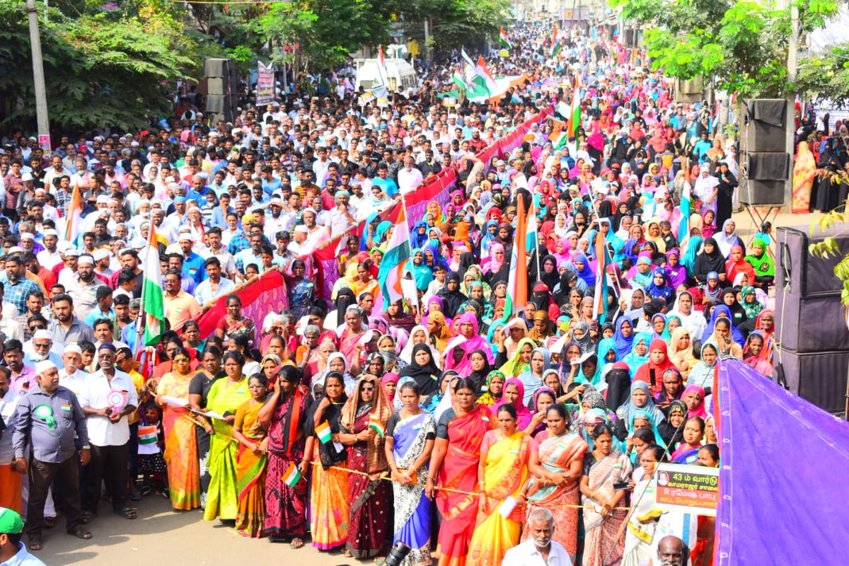 sdpitnhq's tweet image. CAA-NRCக்கு எதிராக மதுரையில் அனைத்து இஸ்லாமிய இயக்கங்கள் மற்றும் மதுரை ஐக்கிய ஜமாஅத் இணைந்து கண்டன பொதுக்கூட்டம் நடைபெற்றது. இந்த கூட்டத்தில் எஸ்.டி.பி.ஐ. கட்சியின் மாநில தலைவர் நெல்லை முபாரக் கலந்து கொண்டு கண்டன உரையாற்றினார்.  

#CitizensProtest #NoCAA #NoNRC