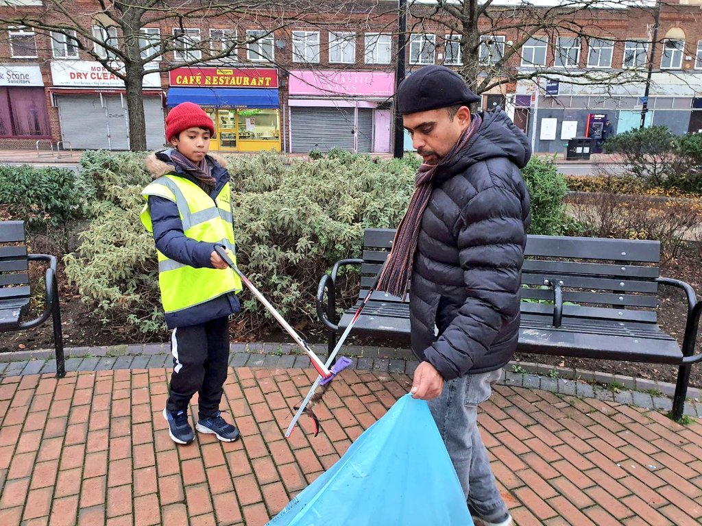 Members of the Ahmadiyya Muslim Community Baitul Futuh Mosque, including kids, youth and elders, cleaned streets around @Merton_Council this morning - an inspirational way to kick off #NewYear 2020! #HappyNewYear2019 #HappyNewYear
#GBSpringClean
#KeepBritainTidy