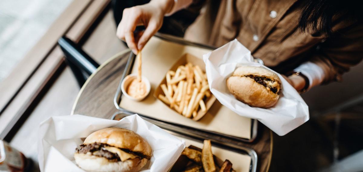 Madamefigaro's tweet photo. Pourquoi a-t-on envie de manger gras quand il fait froid ?
#Santé #LaBonneQuestion #Alimentation #Hiver 
>> https://t.co/9zUHi8bNAN https://t.co/LxTNaXxNQs