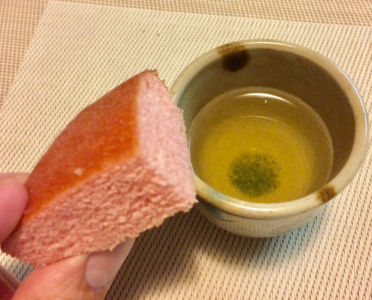 showabuylocal's tweet image. 大晦日に買い求めた西田辺・SIMMONさんの和風マドレーヌの桜味を、南田辺・吉田園さんの宇治茶で。御節三昧を一服です。
#SIMMON
#お茶の吉田園