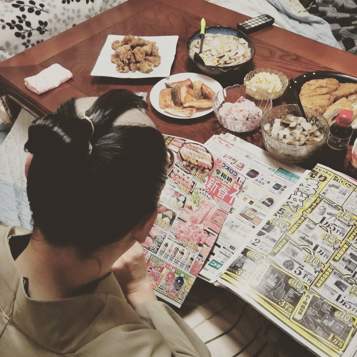 icoro's tweet photo. 明けましておめでとうございます!今年もよろしくお願いします!新年なので着物を着てみました。夕食を待ちつつ、チラシチェックする侍。日常に溶け込んでます。#icoro #samurai #ちょんまげ #髷 #chonmage #cockgrease #正月 #のっぺ #着物 #kimono https://t.co/ned0VIW1OE