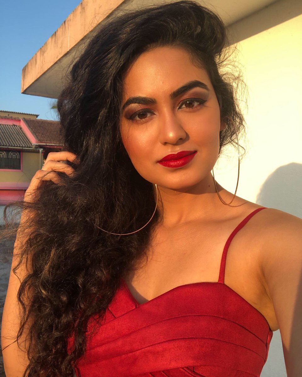RaviraaBhardwaj's tweet photo. Happy new year everyone ❤️
#NewYear2020 #firstpost2020 #happynewyear2020 #grattitude #Happiness #success #goldenhour #nofilter https://t.co/FZK1KykBXo