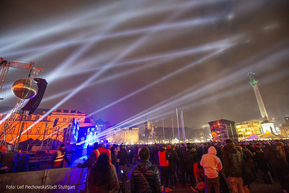 stuttgart_stadt's tweet photo. Frohes neues Jahr! Mehr als 10.000 Bürgerinnen und Bürger sind gestern böllerfrei auf dem Schlossplatz in Stuttgart in das Jahr 2020 gestartet. Höhepunkt des Abendprogramms mit Musik, Akrobatik und Comedy war die Lichtshow zum Jahreswechsel. Infos: https://t.co/JqYl5o0p5N https://t.co/9e8OKNMCJH