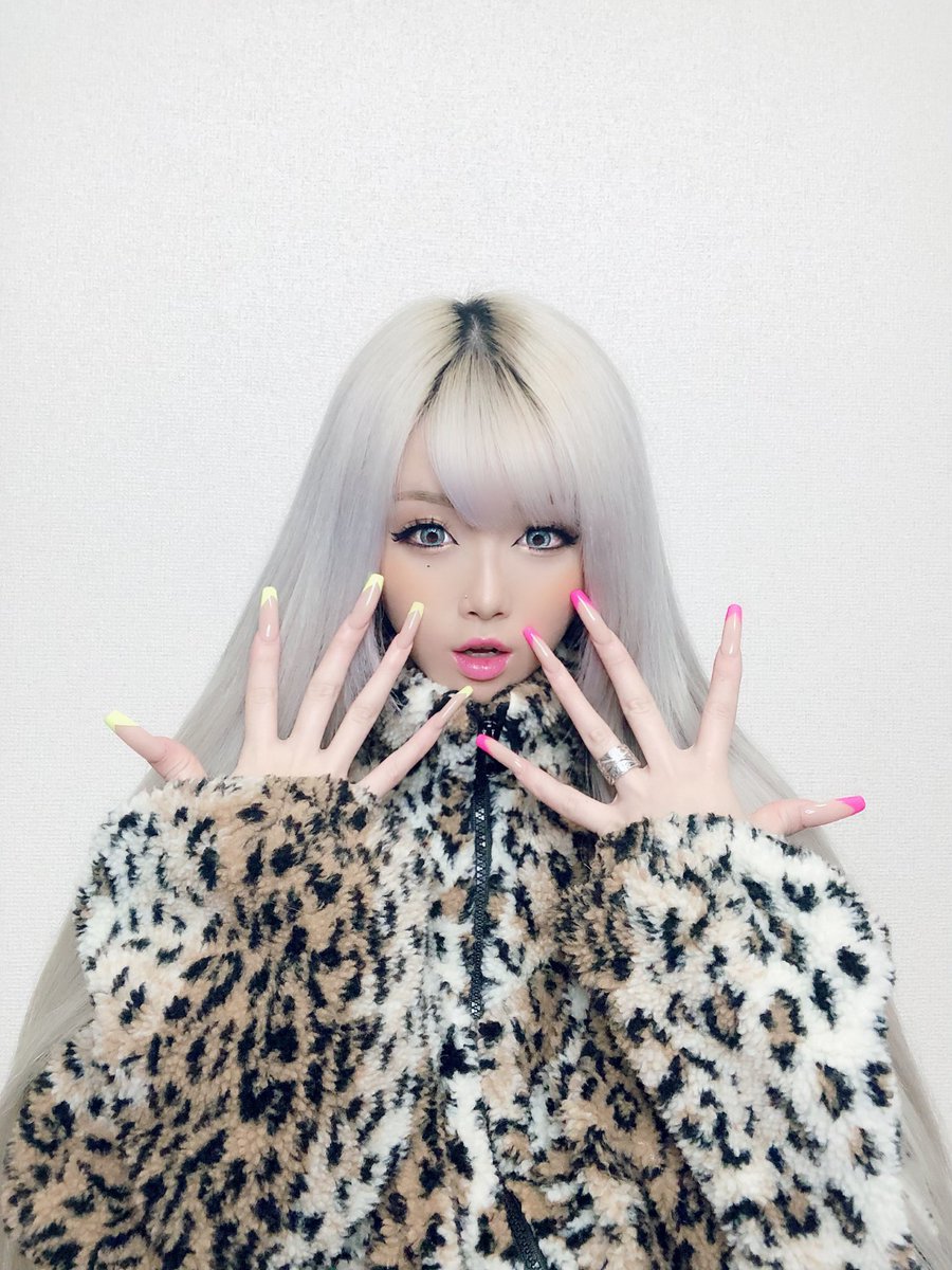 ネイル変えた💅💗 ワンマン前にもう一回帰るから とりあえずシンプルに