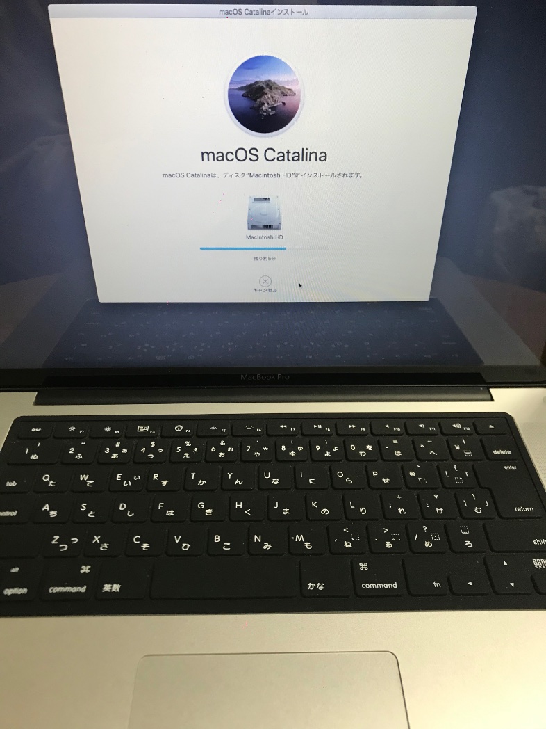 hosopyi's tweet image. 明けましておめでとうございます🎉

何故か、元旦からMacのリストア作業している！🤔
昨日まで使えていたはず…。

macOS Catalina 大丈夫かな？🥺

#apple #MacBookPro15