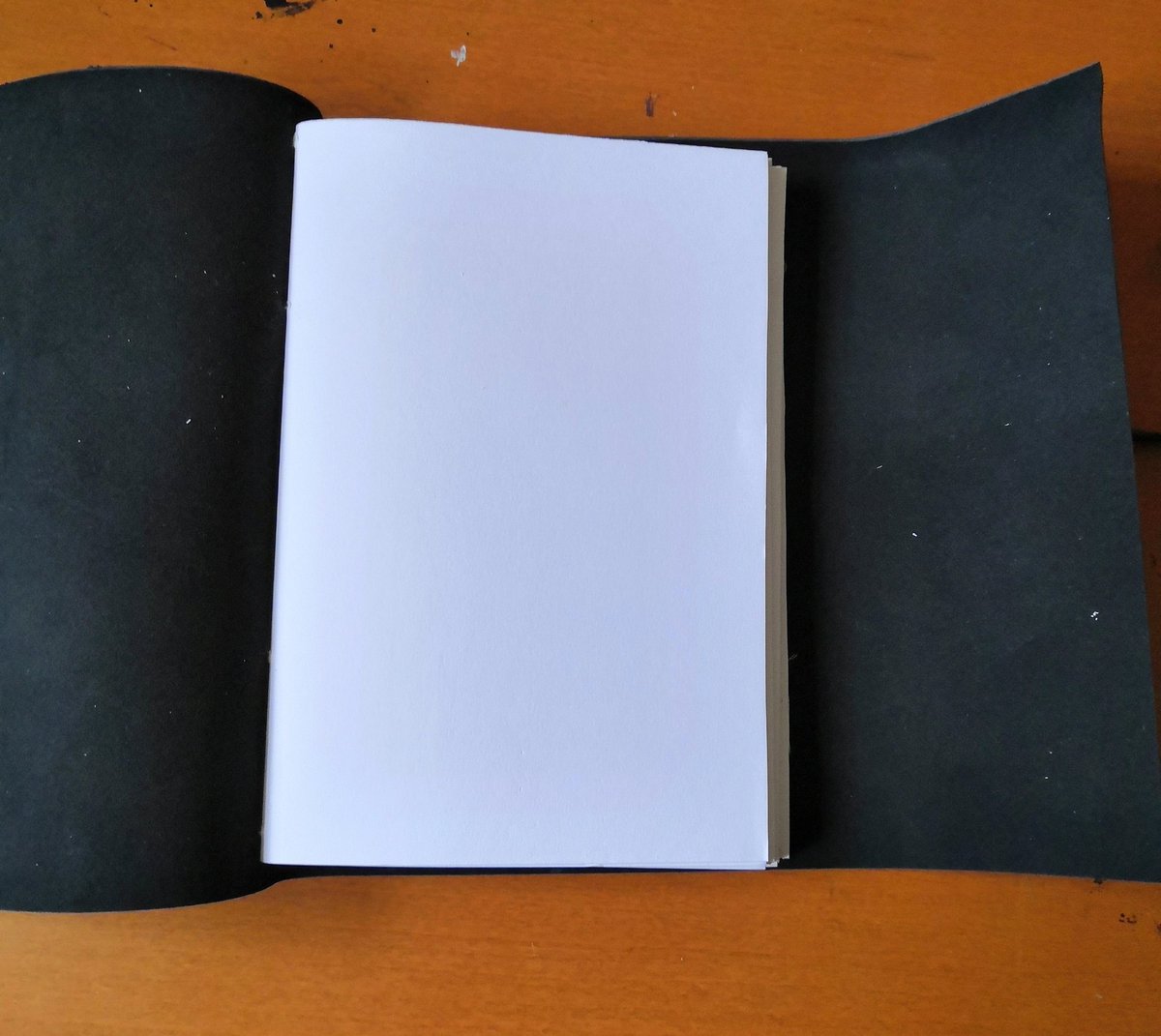 lonesoulstudio's tweet photo. Taken up bookbinding and i may be addicted 📖📚
#art #artwork #drawing #artist  #womenwithpencils #creative #sketching #sketchbook #contemporaryartist #paperart  #papercrafts #bookarts #artistsbooks #handmadebook #handmadebooks #bookbinding https://t.co/JtSM0JRUGo